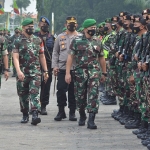 Kolonel Inf Jamaludin didampingi Dandim 0817/Gresik saat mengecek langsung prajuritnya.