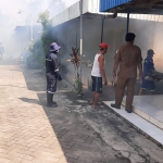 Fogging yang dilakukan petugas Puskesmas Gempol di rumah-rumah warga.