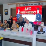 Konferensi pers penetapan tersangka bartender Cruz Lounge Bar Surabaya.