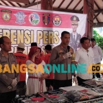 Konferensi pers terkait pembunuhan yang digelar Polres Pamekasan. Foto: DIMAS M. S./BANGSAONLINE