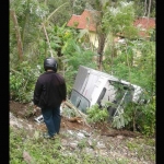 ?Posisi truk saat masih belum dievakuasi, berada di sebuah jurang di Desa Sedeng, Pacitan. Foto: BANGSAONLINE
