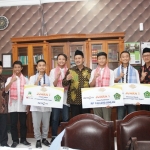 Kakanwil Kemenag Jatim saat foto bersama Alfa Voice ditemani Kepala Kemenag Kota Kediri, Kepala Madrasah serta Dewan Guru MAN 2 Kediri.