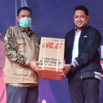 Bupati Pungkasiadi ketika menyerahkan bantuan Kemenparekraf bagi pelaku usaha pariwisata.