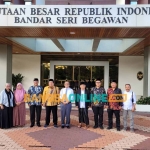 Prof Dr KH Asep Saifuddin Chalim, MA dan rombongan di Kedutaan Besar RI Brunei Darussalam. Foto: M Mas