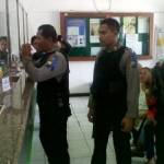 PATROLI. Sejumlah anggota Sabhara Polres Bojonegoro saat melakukan patroli di Kantor Pegadaian, Jumat (5/6/2015). Foto: Eky Nurhadi/BANGSAONLINE