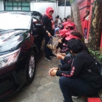 Para pendukung Whisnu Sakti Buana termenung di halaman kantor DPD PDIP Jatim usai pembacaan rekomendasi. foto: NANANG FACHRUROZI/ BANGSAONLINE 