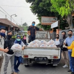 Pembagian paket sembako kepada warga miskin oleh Agen Brilink.