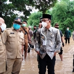 Bupati Ngawi Budi Sulistyono didampingi Kapolres Ngawi AKBP I Wayan Winaya dan Dandim Ngawi Letkol Inf Totok Prio Kismanto meninjau langsung lokasi banjir, Senin (14/12/2020) sekitar pukul 13.30 WIB. (foto: ist)