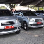 Mobil Dinas Daihatshu Terios bekas anggota DPRD Gresik terpakir di area Pemkab. foto: syuhud/ BANGSAONLINE