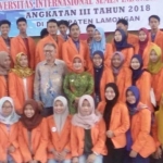 Wabup Kartika dan Rektor UISI Dr. Sucipto foto bersama para mahasiswa.