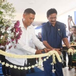 Wali Kota Kediri, Abdullah Abu Bakar, bersama Ketua DPRD Kota Kediri, Gus Sunoto, saat menggunting rangkaian melati sebagai simbol peresmian SMPN 9 Kediri. Foto: Ist