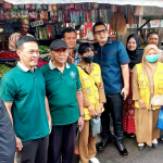 Warga bersama relawan Dinsos P3A foto bareng bersama Pj Wali Kota Mojokerto usai kegiatan Baksos (dok. ist)