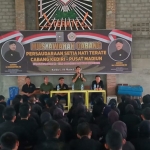 Tim dari Kejari Kota Kediri saat melaksanakan sosialisasi hukum kepada ratusan anggota PSHT di wilayahnya. Foto: Ist