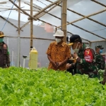 Kepala Kelompok Staf Ahli KSAD Brigjen Yoyok Bagus Budianto dan Danrem 082/Citra Panca Yudha Jaya Kol Inf M Dariyanto saat meninjau Kelompok Tani Hidroponik di Kelurahan Banjarmlati. (foto: ist.)