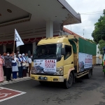 SIMBOLIS: Hudiyono memberangkatkan bantuan korban banjir Kalsel, Kamis (28/1/2021). (foto: ist)