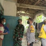 Kapolres Blitar AKBP Leonard M Sinambela membagikan bantuan sembako dalam upaya bersama melawan Covid-19.