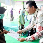 Bupati Pungkasiadi menyerahkan bansos Rehabilitasi Sosial Lanjut Usia.  