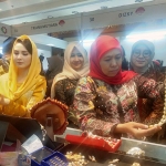 Gubernur Jatim Khofifah Indar Parawansa didampingi Arumi Bachsin beserta Ketua Umum Asosiasi Pengusaha Emas dan Permata Indonesia Jeffri Thumewa saat meninjau stand pameran Surabaya International Jewellery Fair 2019.