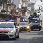 Tampak mobil gunner saat sedang menyemprotkan cairan disinfektan di seluruh jalan Kota Mojokerto. (foto: ist).