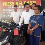 Pelaku bersama barang bukti berupa motor curian saat dirilis.