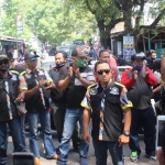 Sejumlah aktivis saat memblokir jalan dalam demo menuntut perbaikan jalan rusak.