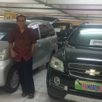 Owner SS Mobil 21, Sugeng Sumarsono saat di showroomnya.