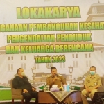 Wali Kota Maidi bersama ketua Komisi II DPRD, dan anggota Dinas Kesehatan, Pengendalian Penduduk dan Keluarga Berencana Kota Madiun, saat acara lokakarya.