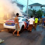 Api tampak membara di mobil Patwal Polres Batu.