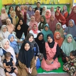 Kelompok Fatayat NU Kolursari dan Pelaku UMKM Kabupaten Pasuruan saat foto bersama. Foto: ist.