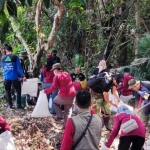 Para relawan saat melakukan giat bersih-bersih sampah. Foto: MUJI HARJITA/ BANGSAONLINE