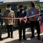 Bupati Sumenep Dr. KH. A. Busyro Karim, M.Si ketika meresmikan kampung tangguh.