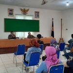 Suasana saat Satpol PP dan Damkar Tuban mengumpulkan puluhan PKL yang berjualan di sekitar Bundaran Taman Sleko.