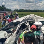 Kondisi mobil korban ringsek setelah terseret kereta api. foto: EKY NURHADI/ BANGSAONLINE