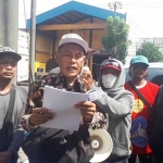 Koordinator aksi, H Arifin sedang menyuarakan aspirasinya di depan pintu masuk Satpas.