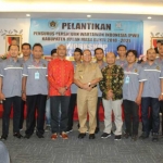 Pengurus PWI Tuban foto bersama dengan Wakil Bupati Noor Nahar, perwakilan PWI Jatim dan Dewan Pers usai pelantikan.