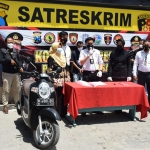 Kasat Reskrim Polres Pamekasan AKP Tomy Prambana, S.I.K., M.H., M.Si., didampingi KBO Reskrim Polres Pamekasan dan Kasihumas Polres Pamekasan saat konferensi pers, Senin (30/8/2021). (foto: ist)