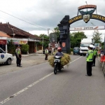 Razia petugas Polres Ponorogo di pintu masuk wilayah kabupaten.