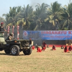 Suasana drama kolosal Komandan Welut Putih di Alun-alun Kota Jember dalam perayaan HUT TNI ke-74.