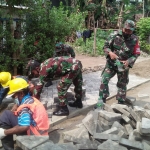 Pembangunan jalan lingkungan di wilayah kumuh di Desa Wonosari Kacamatan Gondangwetan, Kabupaten Pasuruan.