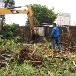 Petugas saat melakukan normalisasi sungai dengan menggunakan alat berat.