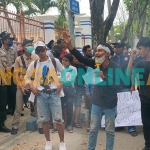 Puluhan aktivis saat demo menolak kenaikan harga BBM di DPRD Sampang. Foto: MUTAMMIM/BANGSAONLINE