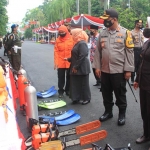 Kapolres Bojonegoro AKBP Eva Guna Pandia, saat mengecek peralatan dan sarana prasarana antisipasi bencana.