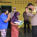 Kapolres Madiun AKBP Jury Leonard Siahaan bersama Pejabat Utama (PJU) Polres Madiun menyalurkan bantuan berupa paket beras sebanyak 1,5 ton secara door to door kepada masyarakat terdampak Covid-19. (foto: ist)