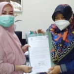 Ahris Hidayah, Staf Ahli Fraksi Nasdem DPRD Kabupaten Kediri saat menyerahkan surat pengajuan Raperda Inisiatif tentang Perlindungan dan Pengelolaan Sumber Air kepada Staf Sekretariat DPRD Kabupaten Kediri. (foto: ist.)