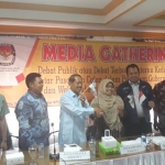 Ketua Tim Kampanye Khofifah-Emil, M. Roziki dan Ketua Tim Kampanye Gus Ipul-Puti, Hikmah Bafaqih hadir dalam media gathering satu hari menjelang Debat Pilgub II. Foto: DIDI R/BANGSAONLINE