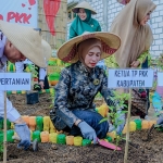 Ketua Tim Penggerak PKK Kabupaten Gresik, Nurul Haromaini Ali Fandi Akhmad Yani  saat tanam cabai di Desa Kisik. Foto: Ist.