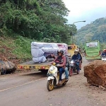 Situasi terkini di jalur Bandung-Sumedang pascalongsor di Cadas Pangeran.