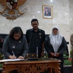 Pj Wali Kota Kediri, Zanariah, saat melakukan penandatanganan berita acara atas persetujuan 3 Raperda didampingi para pimpinan dewan. Foto: Ist