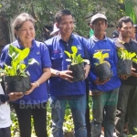 Ketua DPW Nasdem Jawa Timur Sri Sajekti Sudjunadi didampingi Kaharudin, Ketua DPD Nasdem Lamongan. 