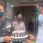 Ketua JCP Mulyadi Ishaq saat memberikan kue ucapan HUT ke-75 Bhayangkara kepada Kapolres Pamekasan AKBP Apip Ginanjar di mapolres setempat.